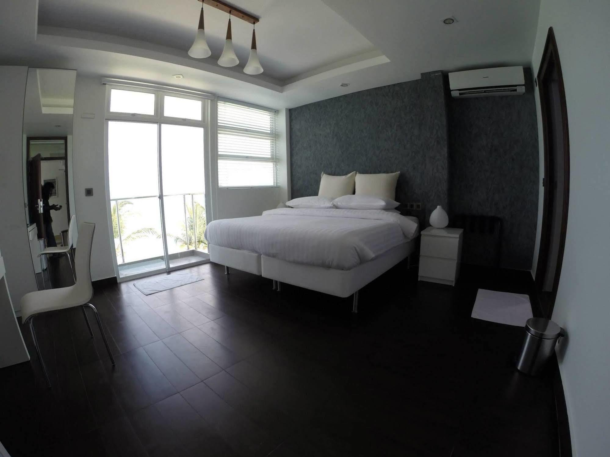הולהומאל Airport Beach Hotel מראה חיצוני תמונה