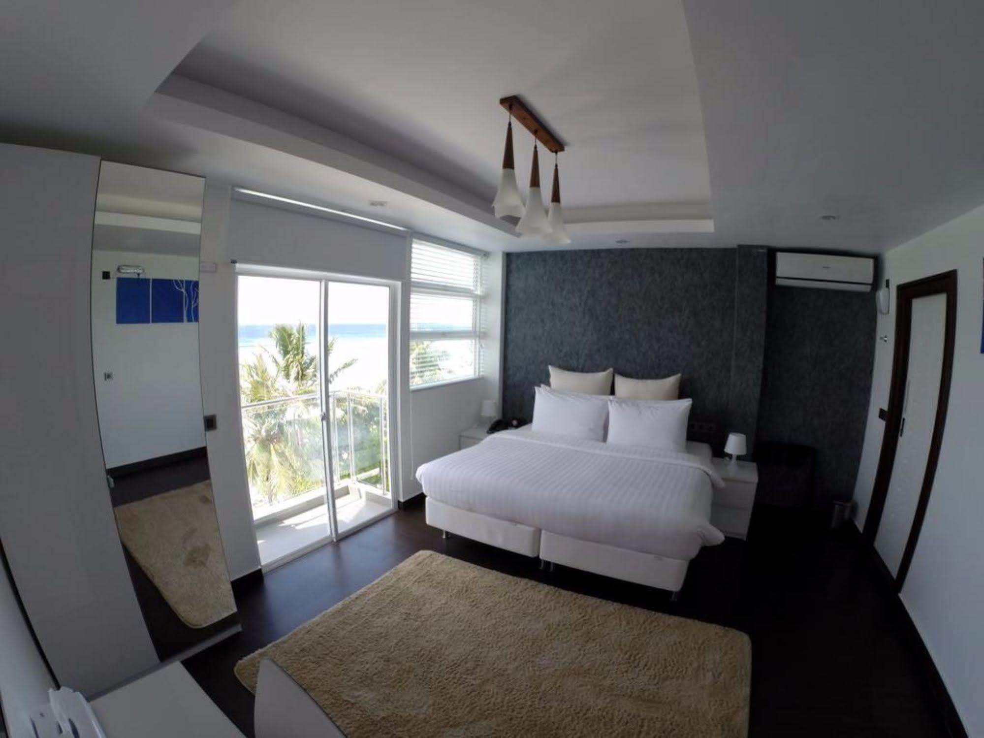 הולהומאל Airport Beach Hotel מראה חיצוני תמונה