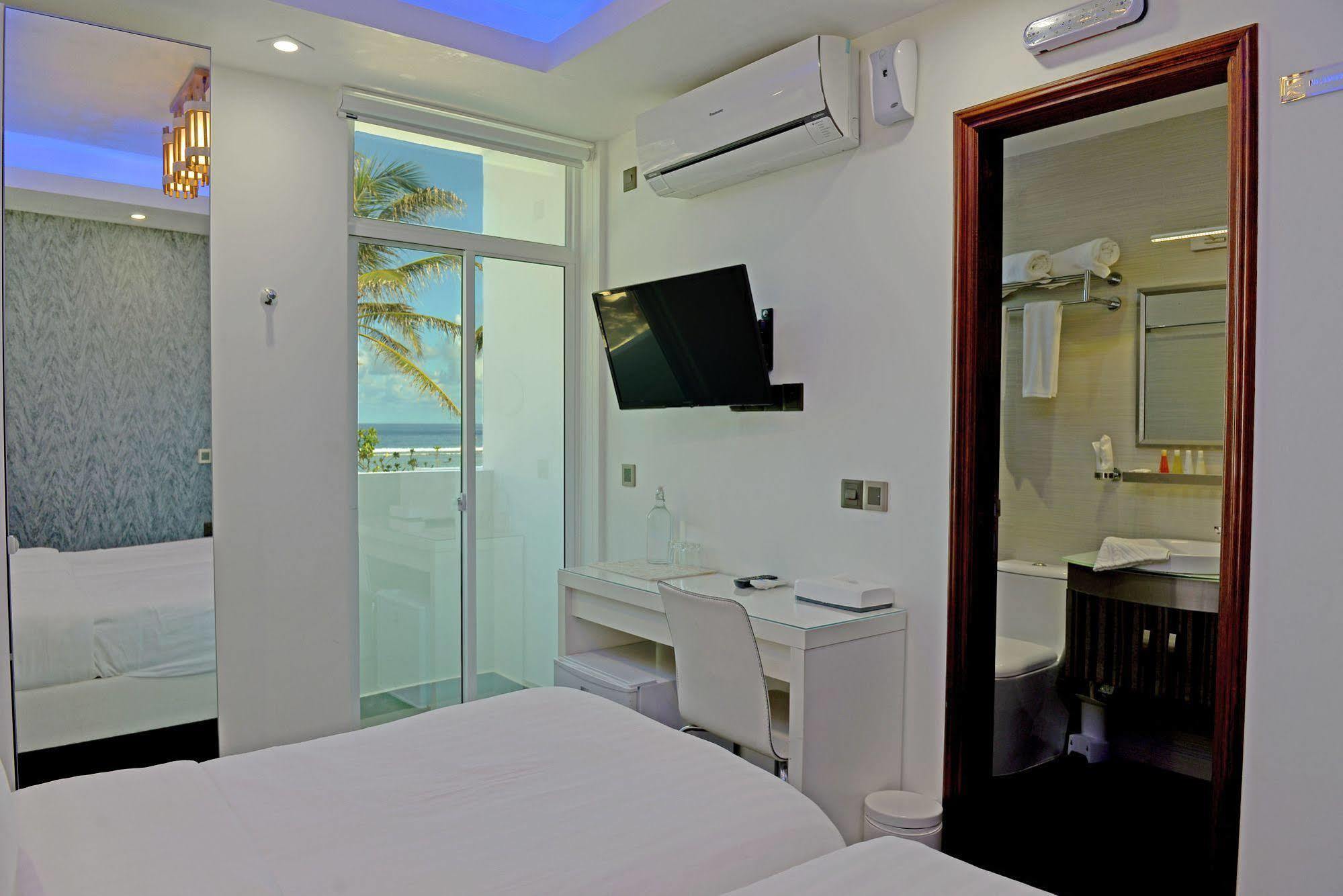 הולהומאל Airport Beach Hotel מראה חיצוני תמונה