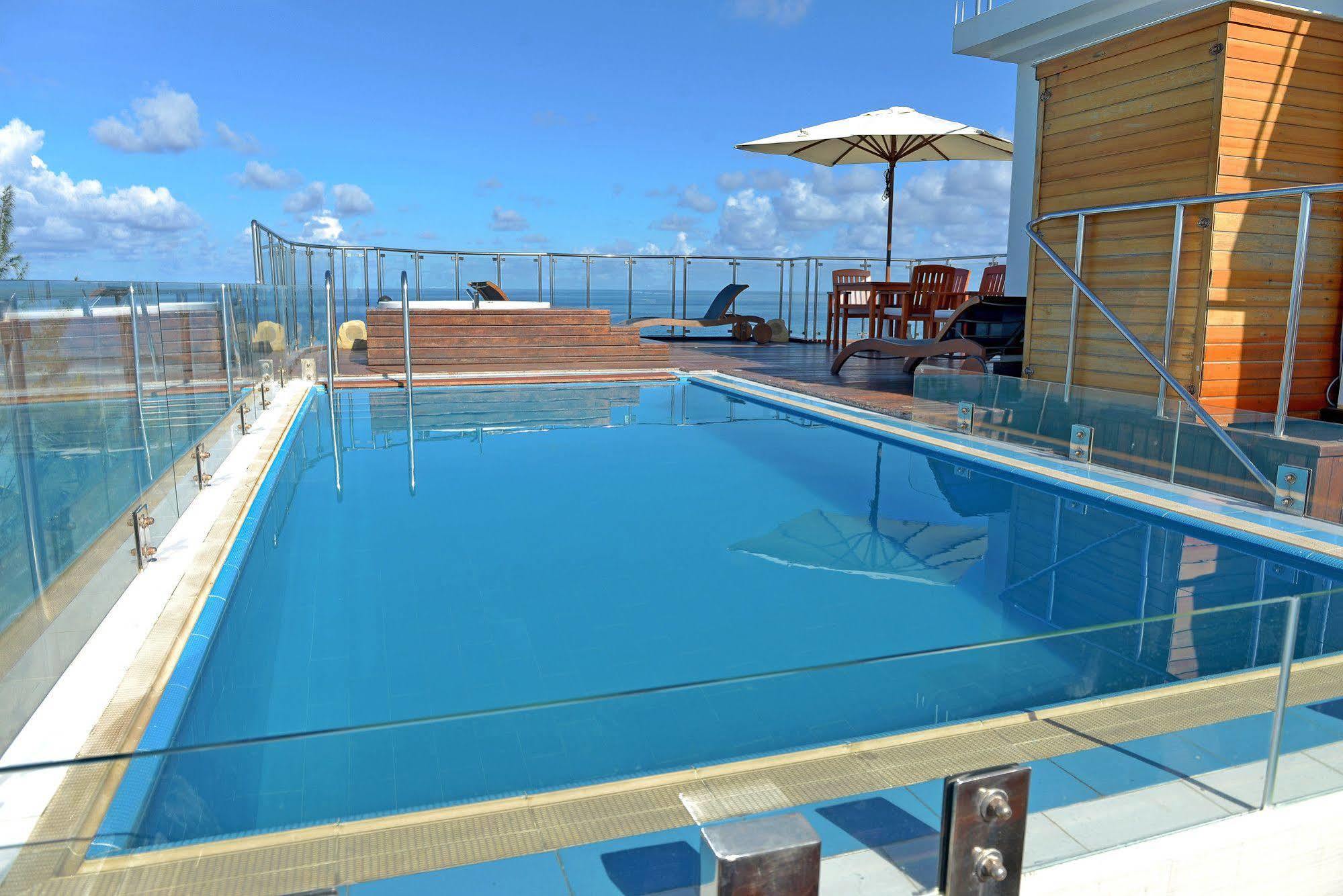 הולהומאל Airport Beach Hotel מראה חיצוני תמונה